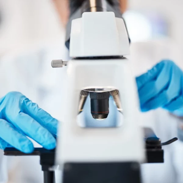 FFC Ricerca fibrosi cistica_ laboratorio microscopio